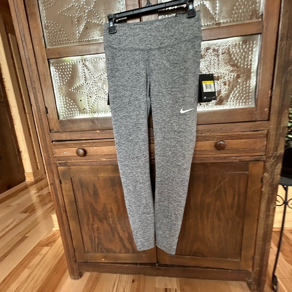NEW WITH TAGS! Size Small Nike Gray Performance Leggings